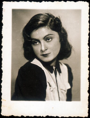 Yvette Calev-Anavi, ici, étudiante à Sofia le 1er mai 1942